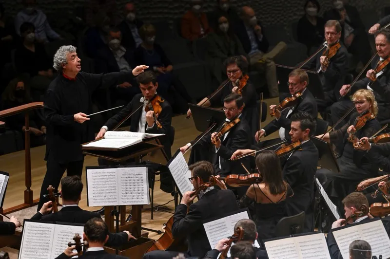 Semyon Bychkov conducting the Czech Philharmonic