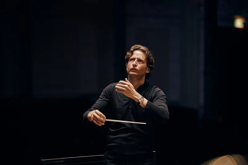 Gustavo Gimeno conducting