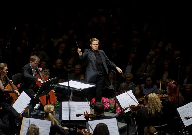 Eva Ollikainen conducting