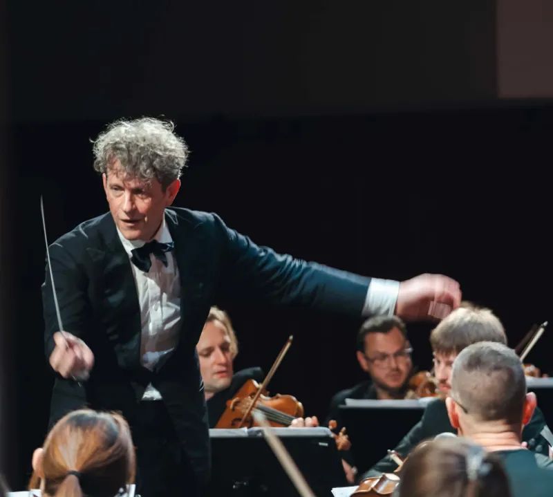 Philipp von Steinaecker conducting the Mahler Academy Orchestra